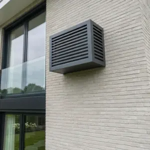 Airco ombouw met bodemplaat hangend aan de gevel van een villa