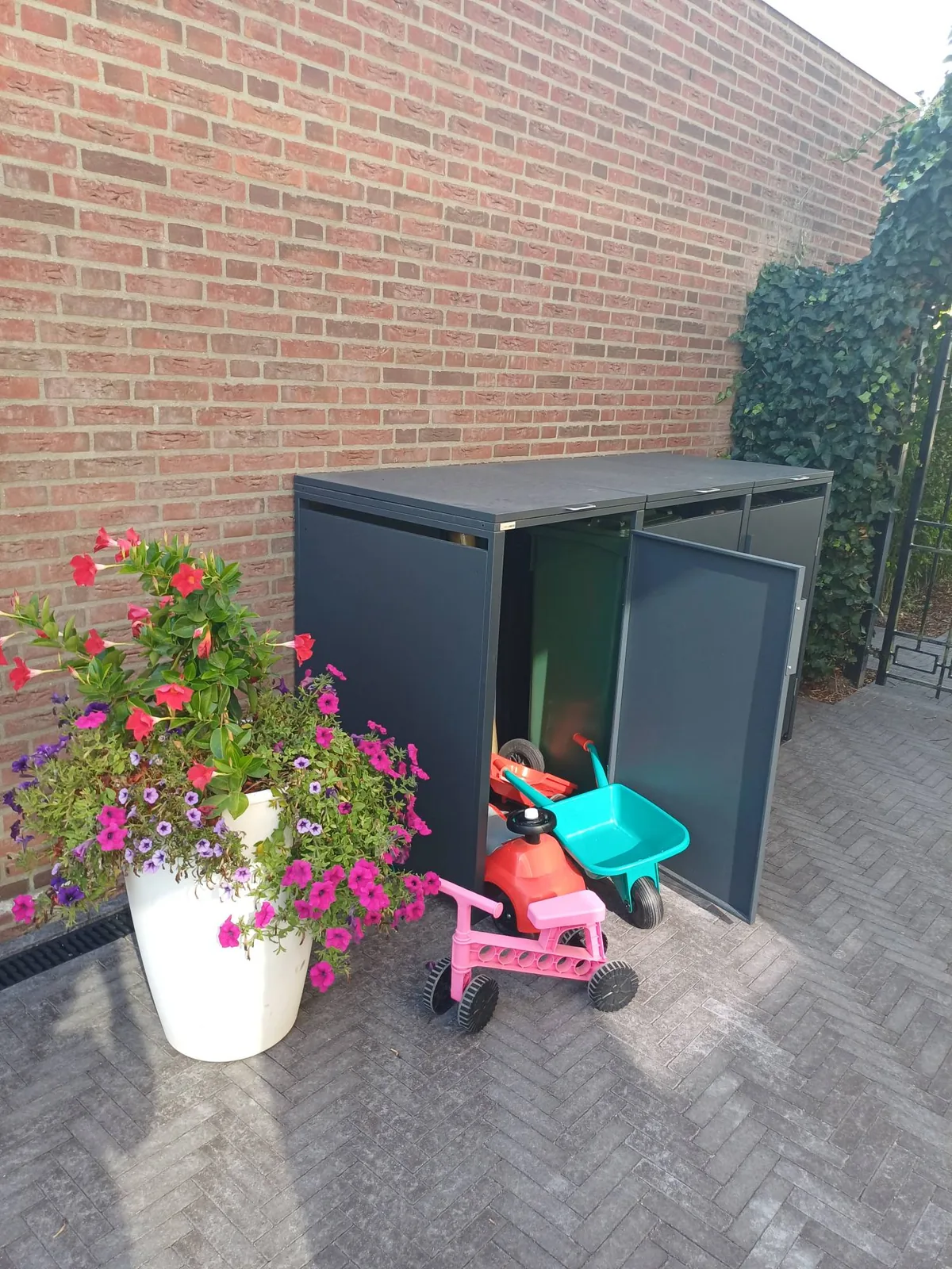 Kliko ombouw 3 vaks antraciet met open deur, gebruikt als opbergruimte